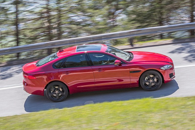 Jaguar XE und XF 2.0d XE AWD (2016) Jaguar XE und XF 2.0d XE AWD (2016)