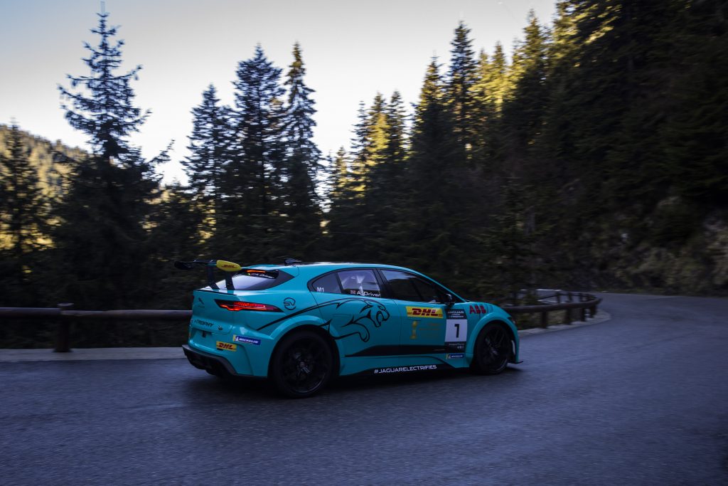 Formel E-Star Mitch Evans erklimmt im Jaguar I-PACE* den legendären Col de Turini – pilotiert von seinem Bruder