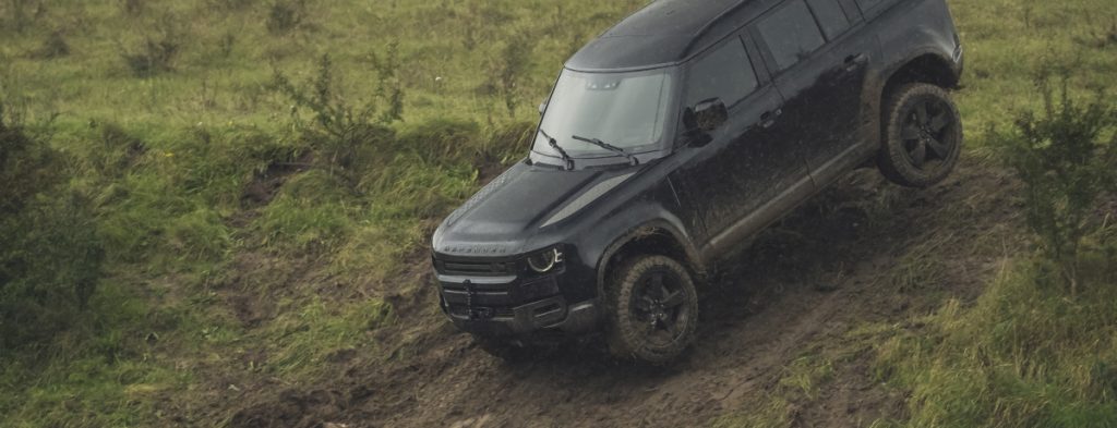 NEUER LAND ROVER DEFENDER IN SEINER HÄRTESTEN PRÜFUNG: EXKLUSIVE STUNT-SZENEN AUS DEM JAMES-BOND-KINOHIT KEINE ZEIT ZU STERBEN