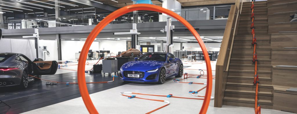 NEUER JAGUAR F-TYPE FLITZT ZUR WELTPREMIERE DURCH DAS JAGUAR DESIGN CENTER ALS HOT WHEELS®-MODELLRACER IM MASSSTAB 1:6