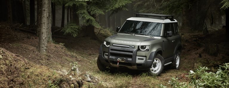 NEUER LAND ROVER DEFENDER GANZ IN SEINEM ELEMENT