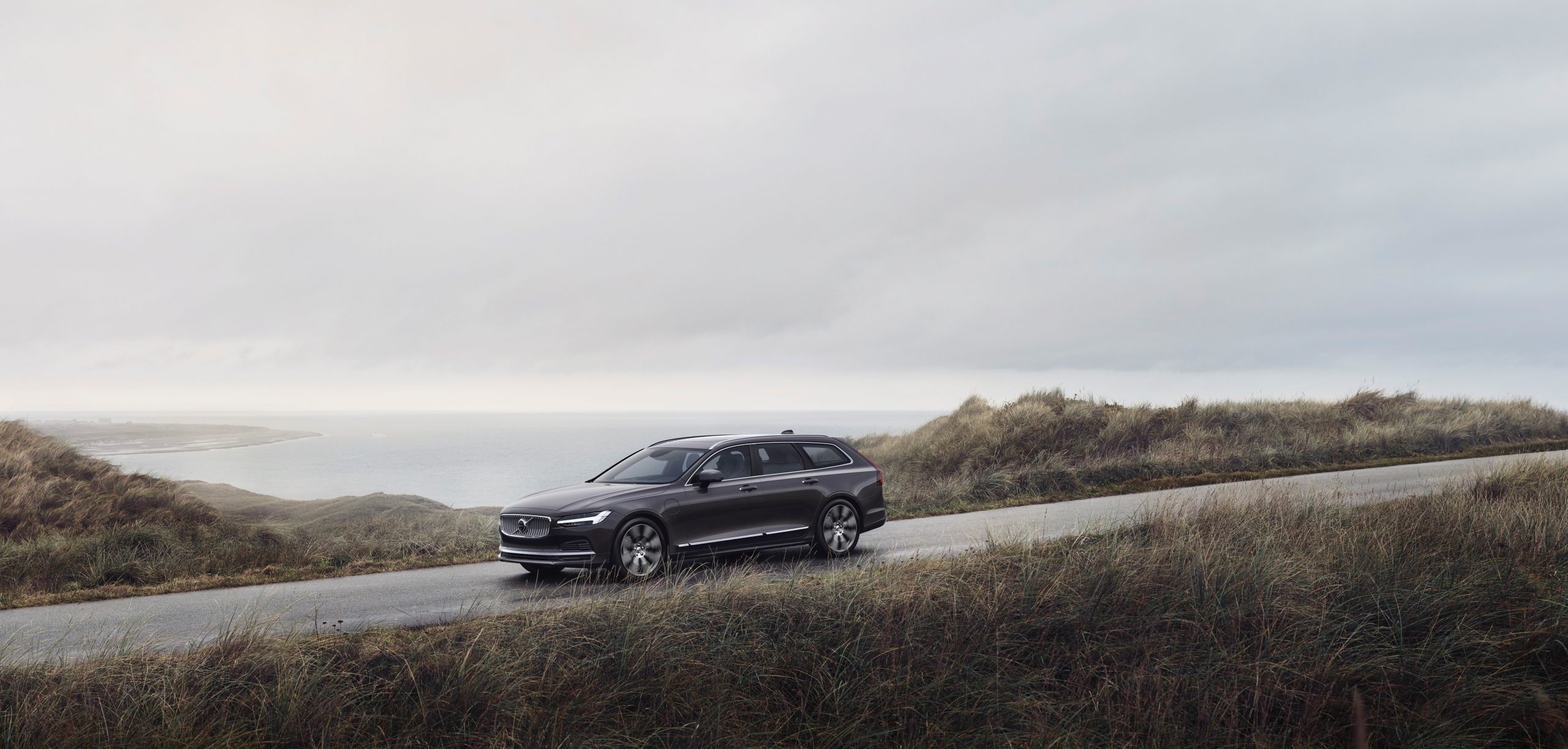 The refreshed Volvo V90 Recharge T8 plug-in hybrid in Platinum Grey