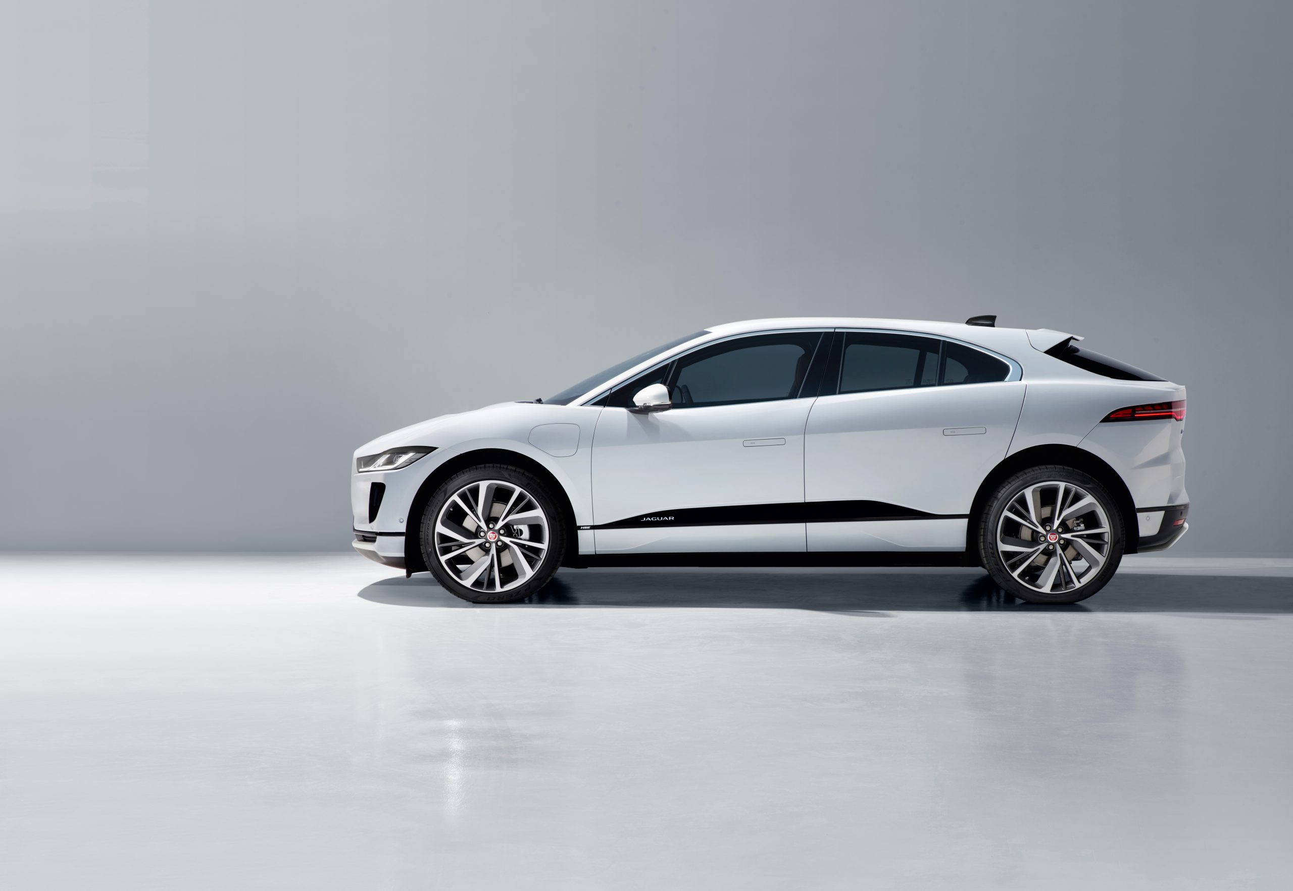 Jag_I-PACE_21MY_Exterior_Studio_Fuji White_02.06.20_001_0