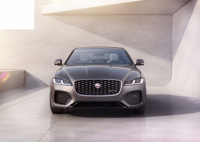 DE: JAGUAR PRÄSENTIERT SEINE ELEGANTE LIMOUSINE UND KOMBILIMOUSINE MIT NEUEM DESIGN, LUXURIÖSEM INTERIEUR, EFFIZIENTEN MOTOREN UND VOLL VERNETZT