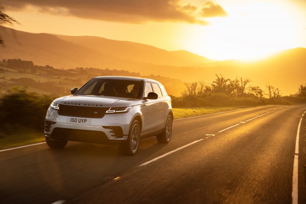 JAGUAR LAND ROVER: NEUE TECHNOLOGIE ELIMINIERT AKTIV ABROLLGERÄUSCHE UND STÖRENDE SCHWINGUNGEN