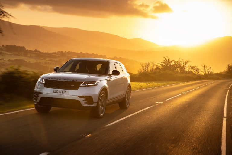JAGUAR LAND ROVER: NEUE TECHNOLOGIE ELIMINIERT AKTIV ABROLLGERÄUSCHE UND STÖRENDE SCHWINGUNGEN