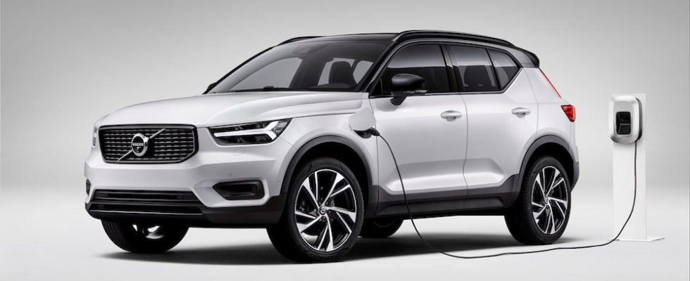 XC40 Recharge Plug-In Hybrid R-Design expression, in Crystal White Pearl