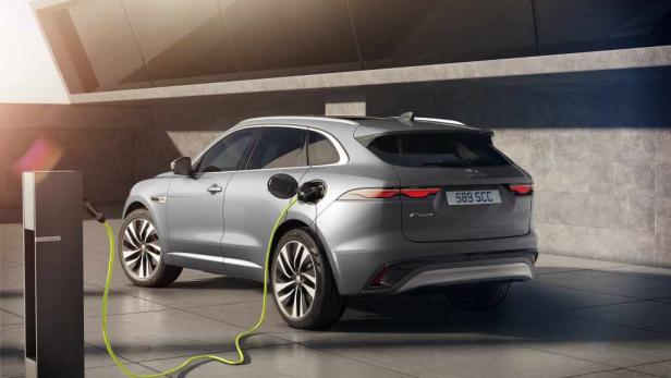 jag_f-pace_21my_16_studio_exterior_rear_3_4_phev_150920