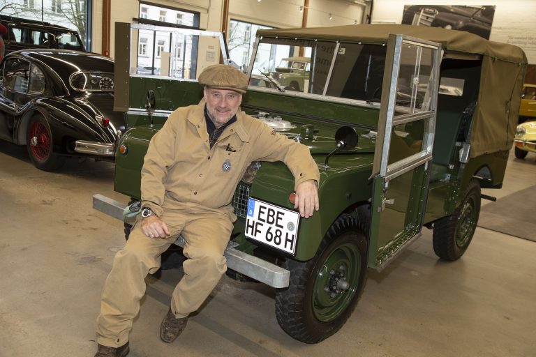 ERFOLGSKOMPONIST HAROLD FALTERMEYER FÄHRT SEINEN RESTAURIERTEN LAND ROVER DER SERIE I ZU WEIHNACHTEN NACH HAUSE
