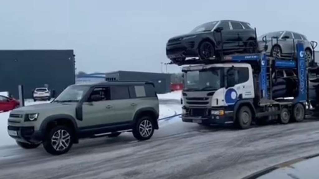 Land Rover zieht Sattelschlepper: Land Rover zieht Sattelschlepper: