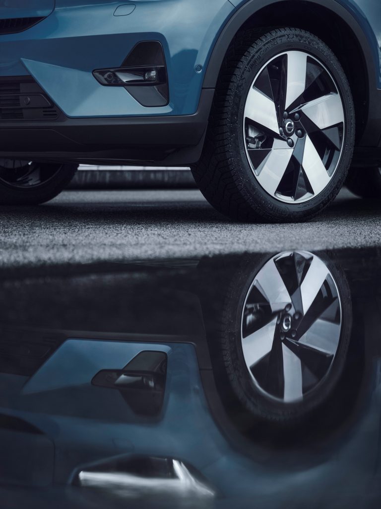 Vollelektrische Volvo Fahrzeuge serienmäßig mit speziell entwickelten Recharge Reifen unterwegs