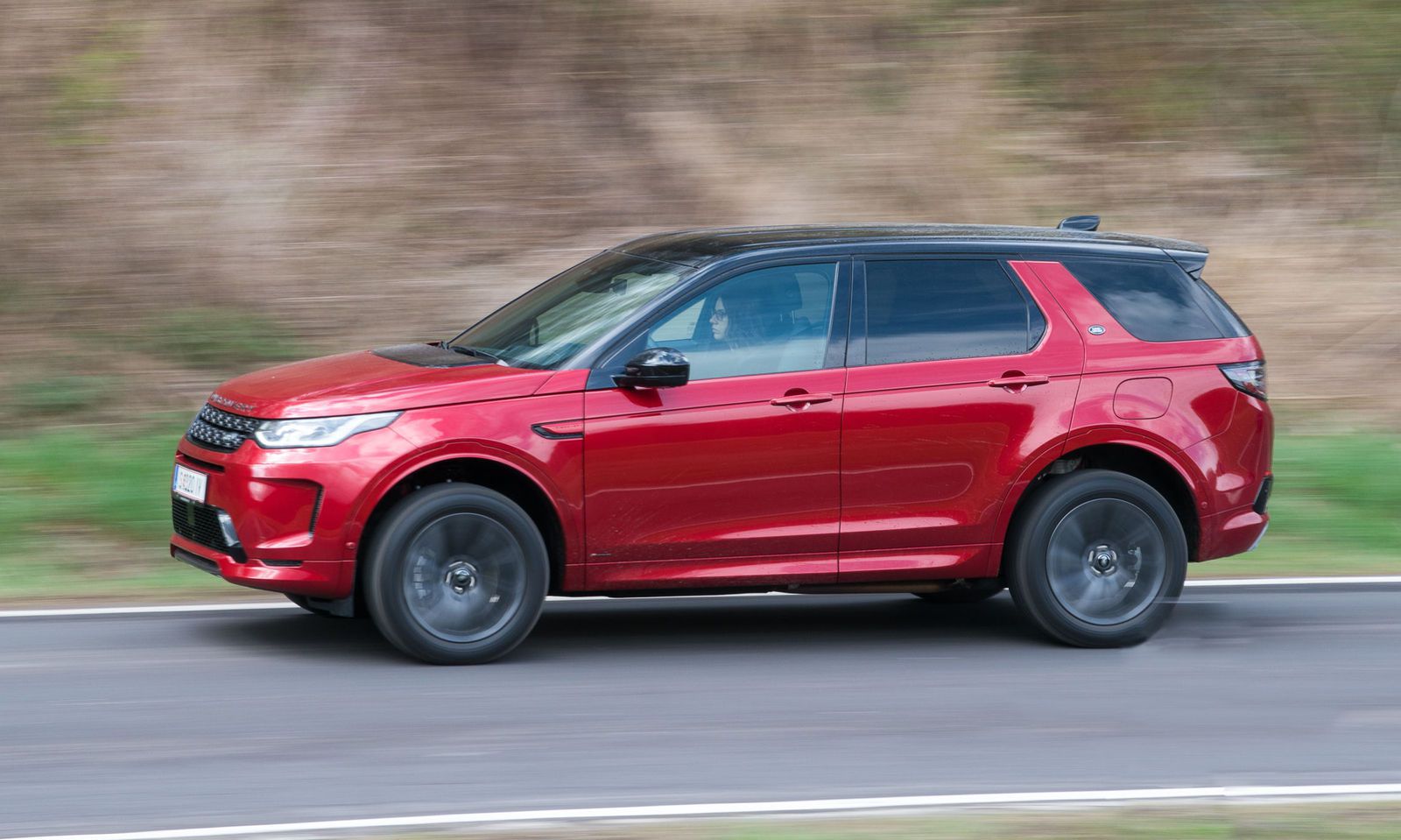 Land Rover elektrifiziert den Discovery Sport und zieht dafür dem Benzinmotor einen Zylinder Land Rover elektrifiziert den Discovery Sport und zieht dafür dem Benzinmotor einen Zylinder