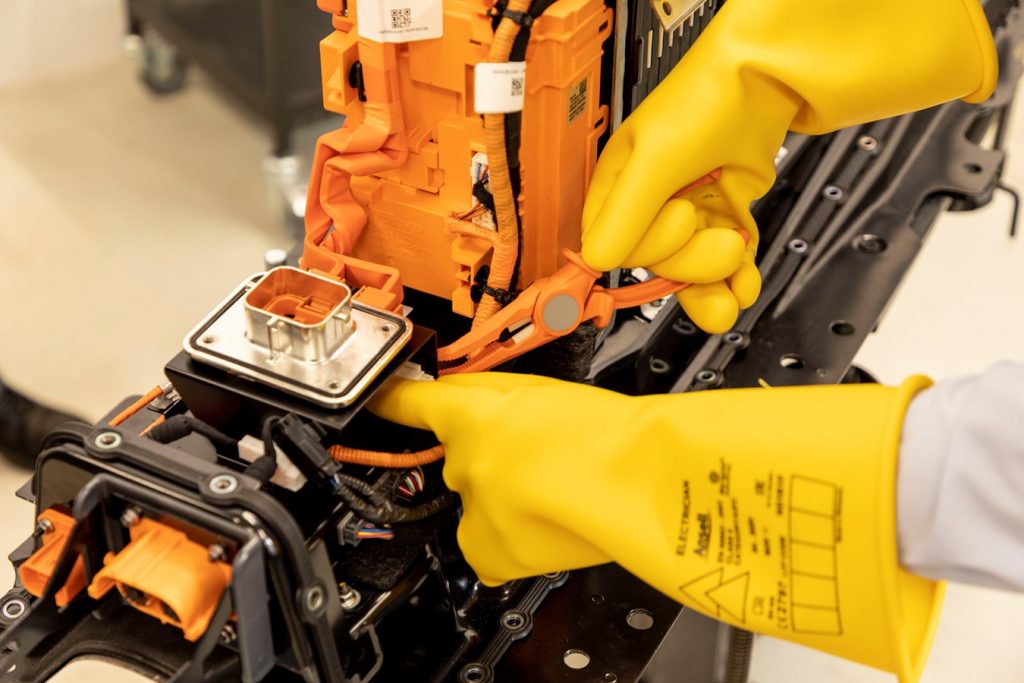 Hochvolt-Training wichtiger Bestandteil der Volvo Elektro-Offensive