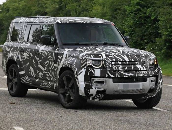 Land Rover Defender 130 (2022):