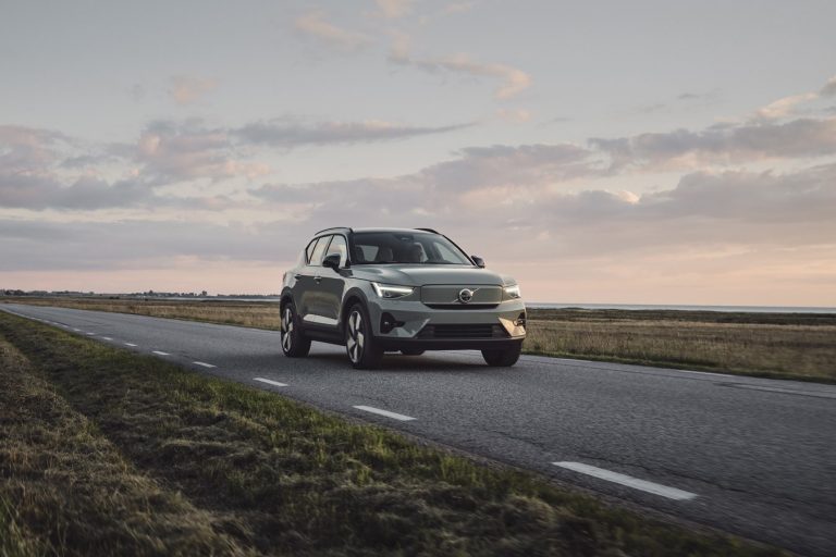 Vollelektrischer Volvo XC40 und Volvo C40 Recharge rollen aufgefrischt ins neue Modelljahr