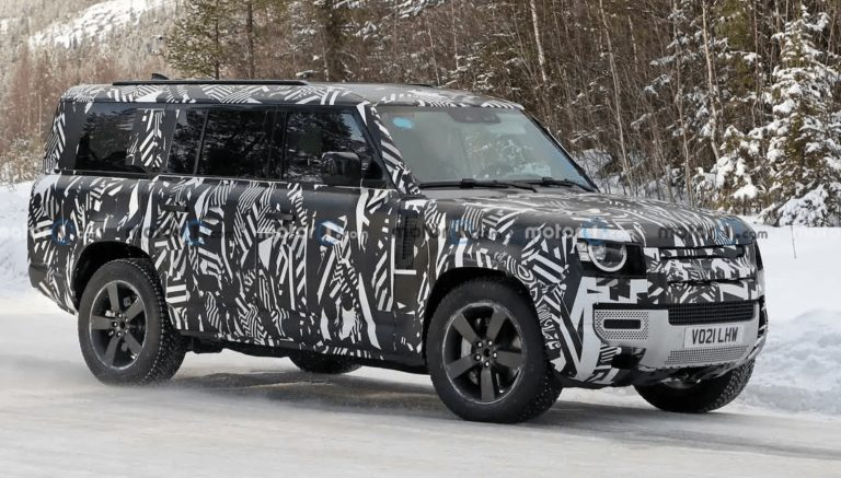 Land Rover Defender 130 (2022) mit drei Sitzreihen erwischt