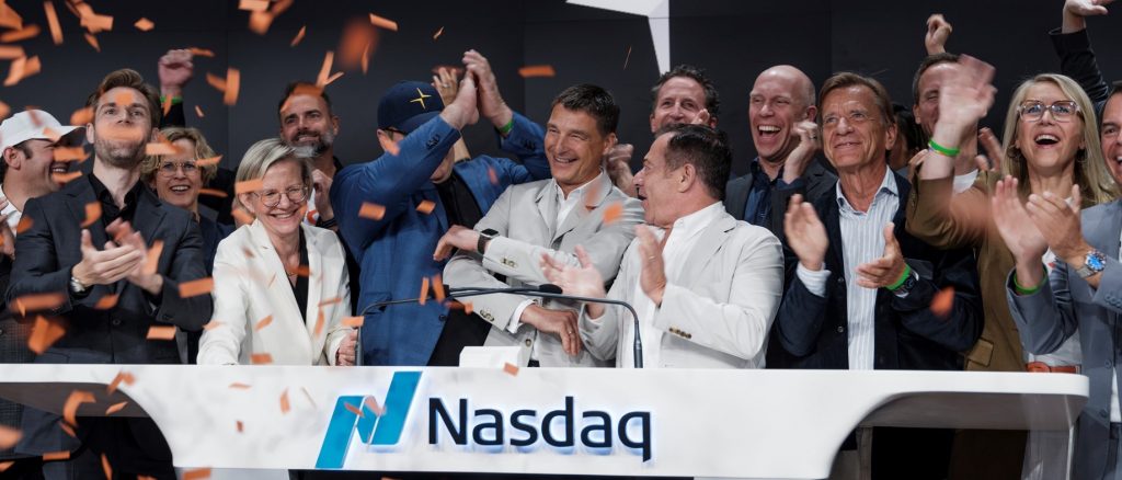 Polestar läutet Nasdaq-Glocke zur Feier des Börsengangs