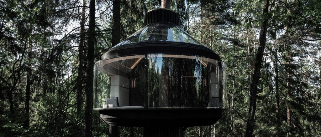 Vision nachhaltigen Reisens: Polestar präsentiert KOJA Micro Space-Baumhaus