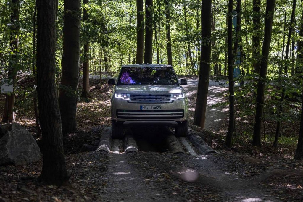 Range Rover im Offroad-Test: Luxus-SUV trifft auf Staub und Dreck