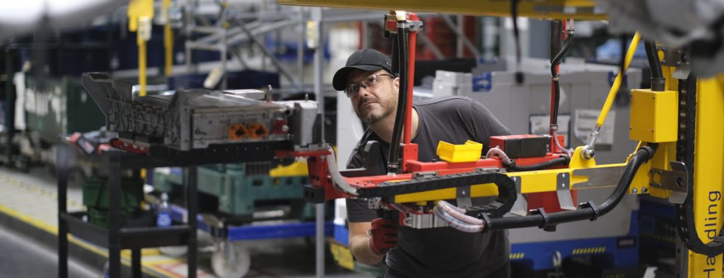 JAGUAR LAND ROVER UNVEILS FUTURE SKILLS PROGRAMME TO TRAIN 29,000 FOR MODERN LUXURY, ALL-ELECTRIC FUTURE