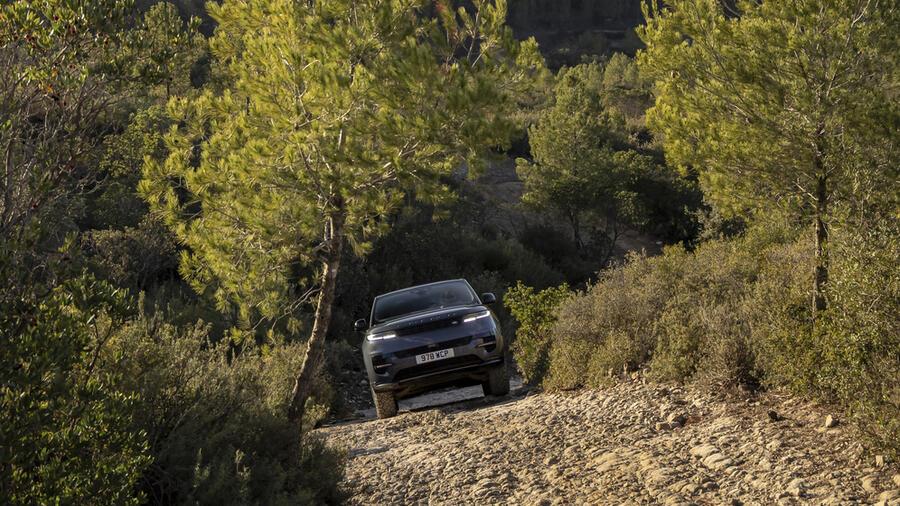 Nobel durchs Geröll – so schlägt sich der Range Rover Sport PHEV im Gelände