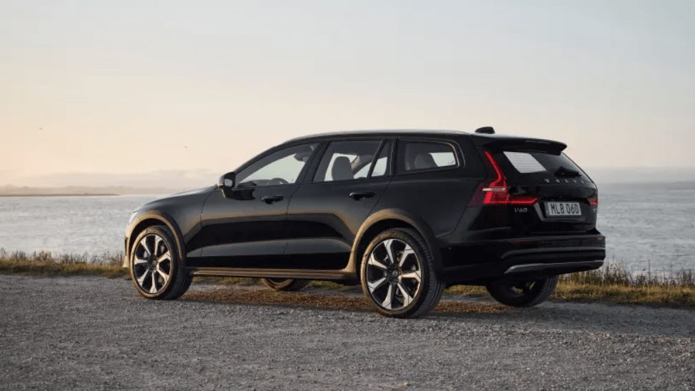 Im Volvo V60 Cross Country treffen Kombi und SUV aufeinander Im Volvo V60 Cross Country treffen Kombi und SUV aufeinander