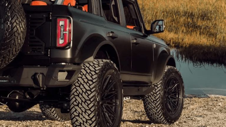 Satin schwarzer Ford Bronco mit Lift-Kit und 22 Zöllern!