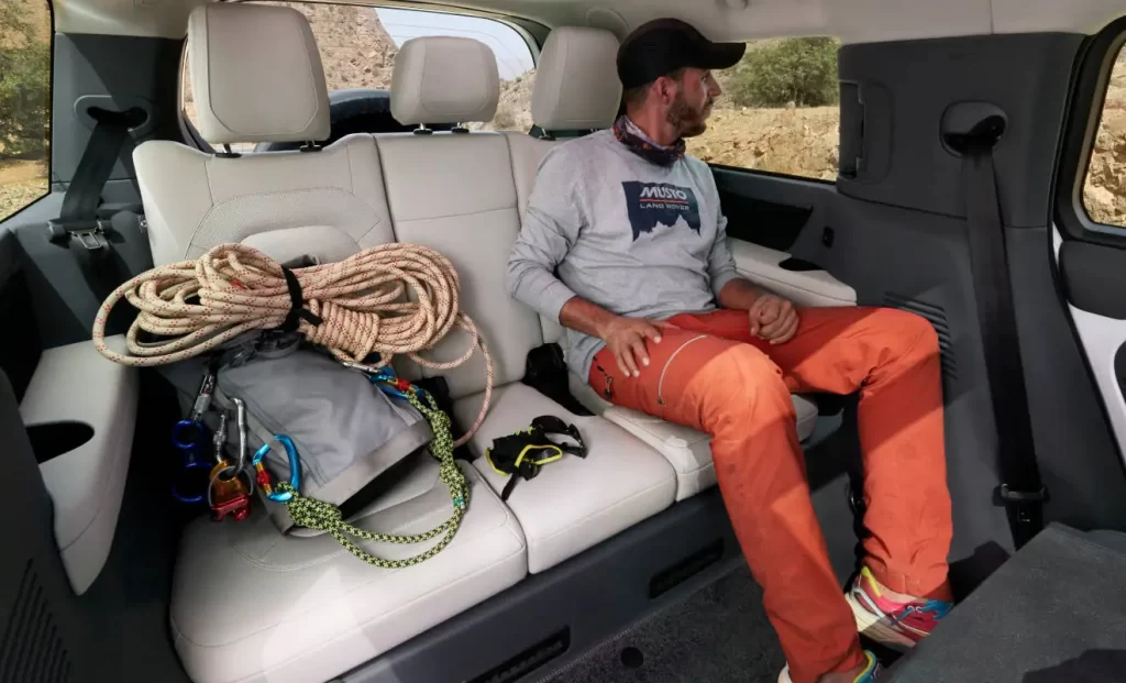 Land Rover Defender 130: Zu acht neben der Spur