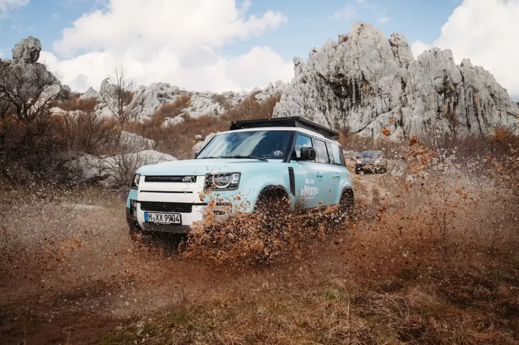 Vollfolierung und Offroad-Felgen am delta4x4 Land Rover Defender!