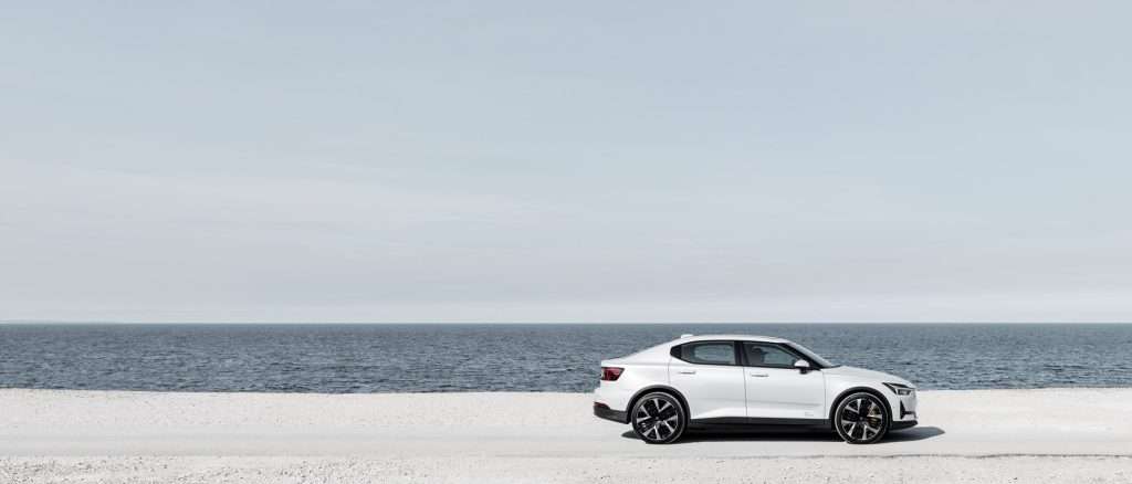 Polestar 2 im Sommer am Wasser erleben