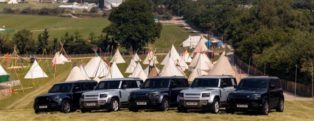 DEFENDER PLUG-IN HYBRID ELEKTRISIERT DAS LEGENDÄRE FESTIVAL