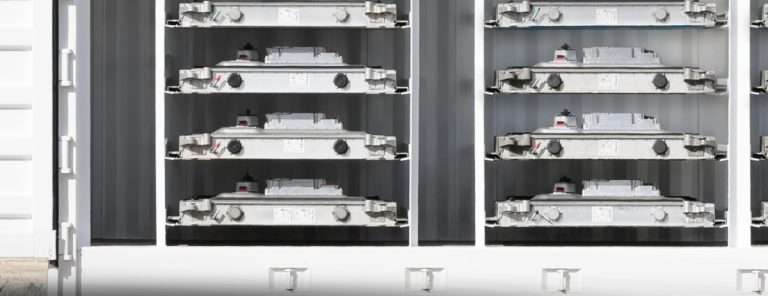 JLR ENTWICKELT INNOVATIVES SPEICHERSYSTEM FÜR STROM AUS ERNEUERBAREN ENERGIEN