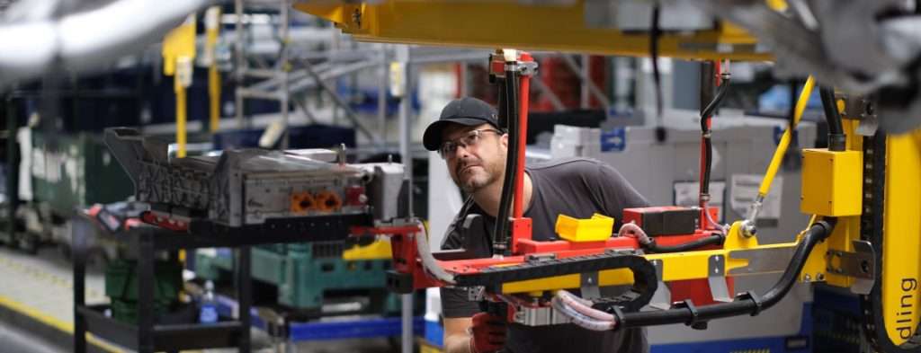 JLR ANNOUNCES 300 NEW JOBS IN THE MIDLANDS TO SUPPORT GROWING RANGE ROVER PRODUCTION AND DEVELOPMENT OF NEXT GEN EVS