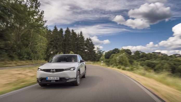 29736191-mazda-mx-30-weiss-front-fahren-1Efe