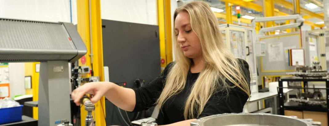JLR RAMPS UP RECRUITMENT WITH 250 NEW ELECTRIFICATION JOBS JLR RAMPS UP RECRUITMENT WITH 250 NEW ELECTRIFICATION JOBS