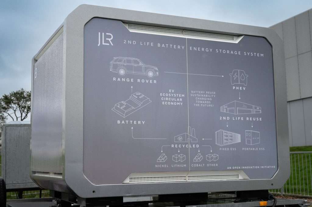 JLR ERMÖGLICHT EMISSIONSFREIES LADEN UNTERWEGS MIT DEM ERSTEN BATTERIE-ENERGIESPEICHERSYSTEM AUS GEBRAUCHTEN RANGE ROVER BATTERIEN