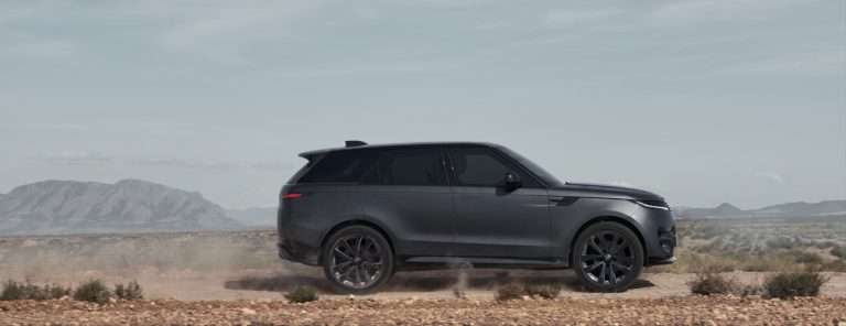 DUNKEL, DRAMATISCH UND ATEMBERAUBEND DYNAMISCH: DER RANGE ROVER SPORT MIT NEUEM STEALTH PACK