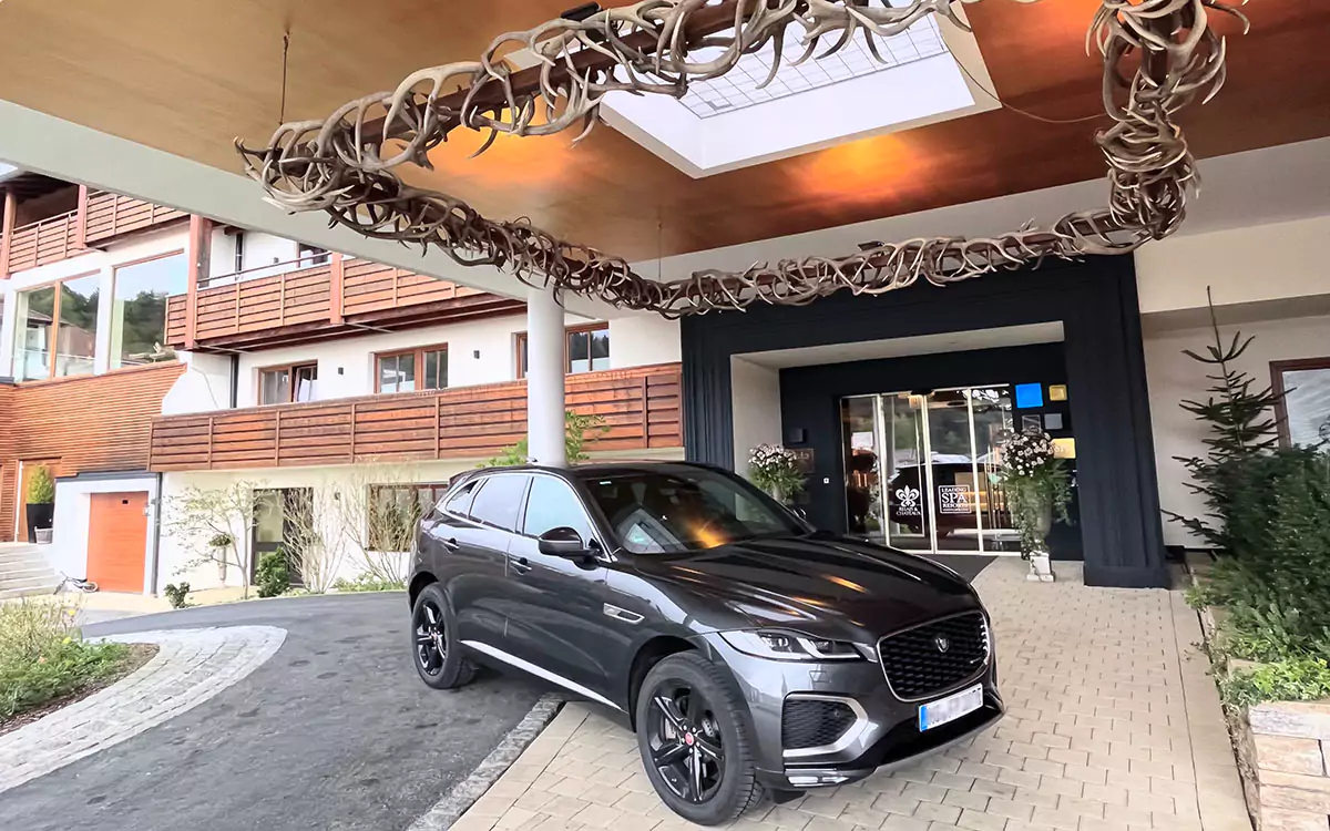 Eine perfekte Flucht aus dem Alltag im Jaguar F-Pace P400 E auf dem Weg zum Romantik Hotel Oswald Eine perfekte Flucht aus dem Alltag im Jaguar F-Pace P400 E auf dem Weg zum Romantik Hotel Oswald