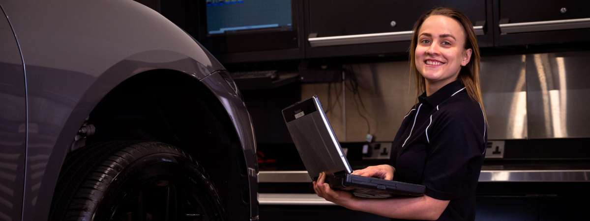 JLR RAPIDLY TRAINS MORE THAN 20,000 COLLEAGUES AND PARTNERS IN READINESS TO BUILD LUXURY ELECTRIC CARS JLR RAPIDLY TRAINS MORE THAN 20,000 COLLEAGUES AND PARTNERS IN READINESS TO BUILD LUXURY ELECTRIC CARS