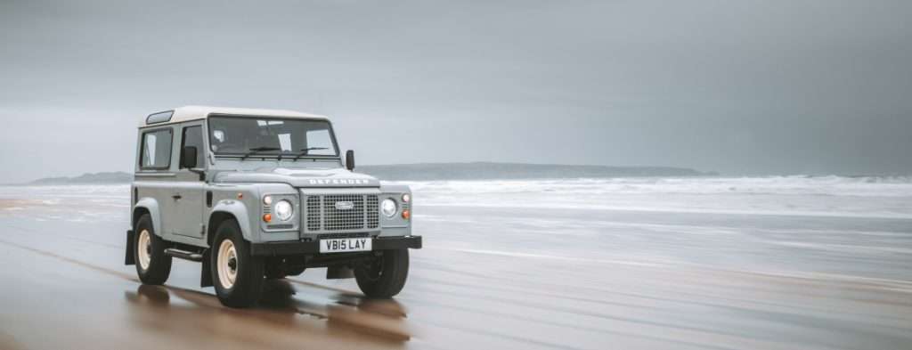 LAND ROVER CLASSIC PRÄSENTIERT ERSTES HERITAGE-SONDERMODELL: CLASSIC DEFENDER WORKS V8 ISLAY EDITION