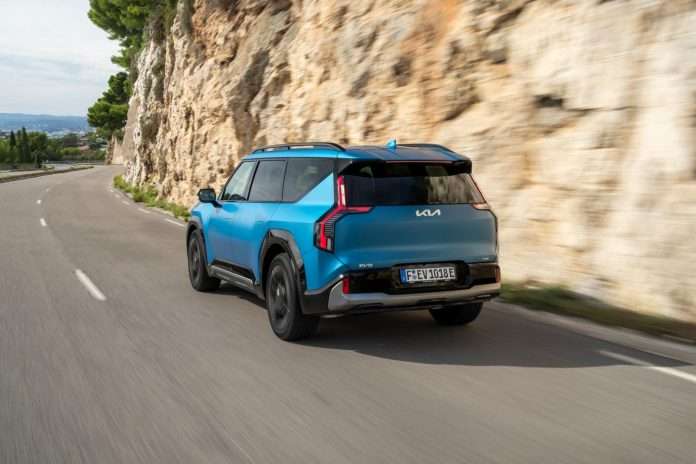 kia-ev9-gtline-bluematte-dynamic-3600x2400-012