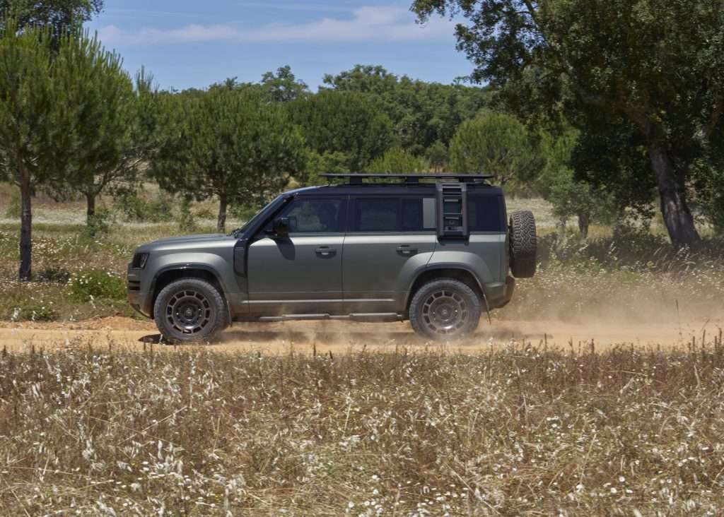 PREMIERE FÜR DEN DEFENDER OCTA*: DER NEUE MEISTER DER EXTREMEN PERFORMANCE AUF DER STRASSE UND IM GELÄNDE