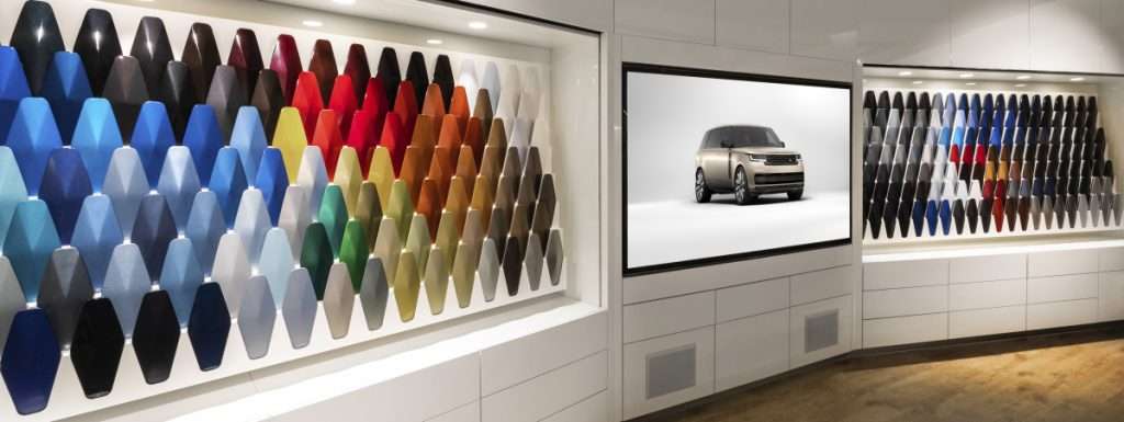 JLR INVESTIERT 77 MILLIONEN EURO IN DIE NACHHALTIGE ERWEITERUNG DER LACKIERANLAGEN FÜR DIE PERSONALISIERUNG DER SV BESPOKE-MODELLE, NACHDEM SICH DIE NACHFRAGE VERDOPPELT HAT