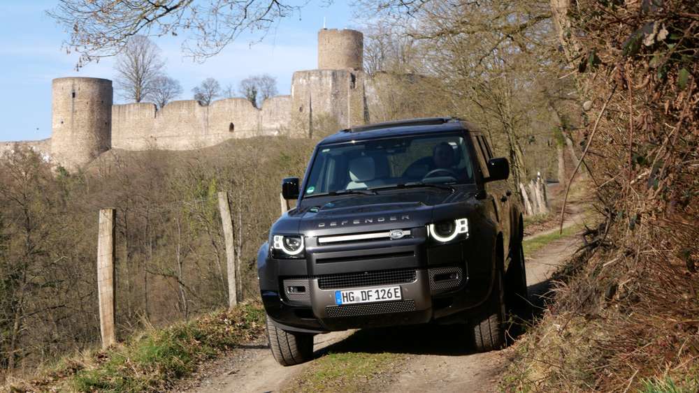 Land Rover Defender P300e unterwegs in freier Wildbahn Land Rover Defender P300e unterwegs in freier Wildbahn