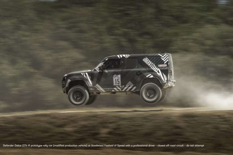 DYNAMISCHES DEBÜT DES NEUEN DEFENDER DAKAR D7X-R PROTOTYPEN AUF DEM GOODWOOD FESTIVAL OF SPEED