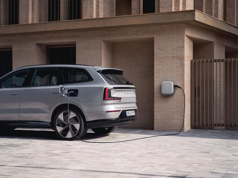 Schneller laden und rechnen: Umfassendes Technik-Update für den Volvo EX90