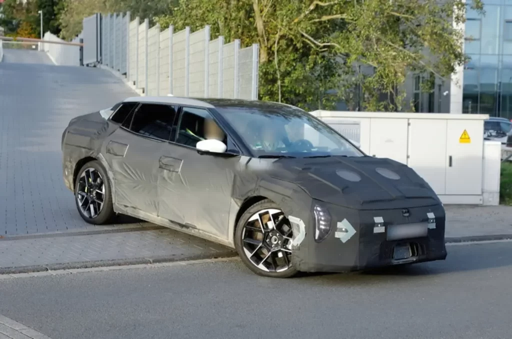 Kia EV4 GT (2026) in Tarnung gesichtet – Marktstart Anfang 2026
