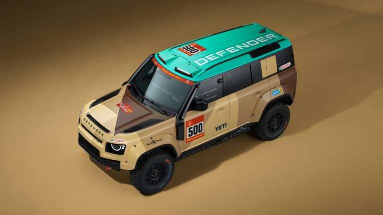 DEFENDER DAKAR D7X-R WIRD VOR SEINEM DEBÜT BEI DER RALLYE DAKAR IM JANUAR 2026 IN VÖLLIG NEUER WETTBEWERBSLACKIERUNG VORGESTELLT