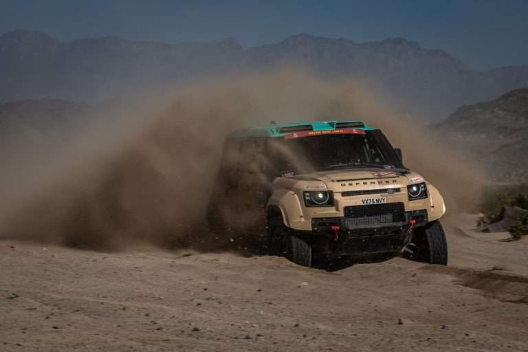 DEFENDER IM FOKUS EINER NEUEN TV-DOKUMENTATION ZUM DEBÜT BEI DER RALLYE DAKAR 2026