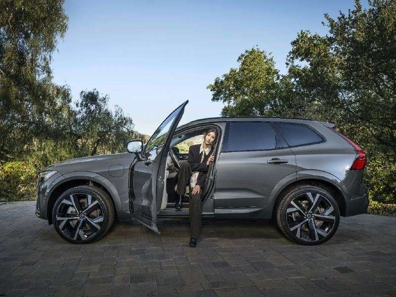 Das Auto als Kreativ- und Hörraum: K-Pop-Star EJAE im Volvo XC60